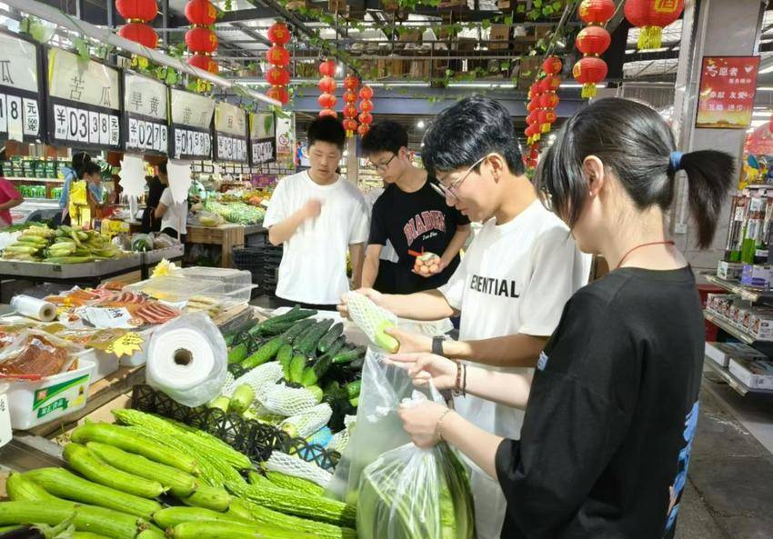 尹集乡尹集村：岁月守望，青春同行——尹集村与太阳成集团122cc官网入口经管系智管专业员工共筑助老温暖桥梁.docx